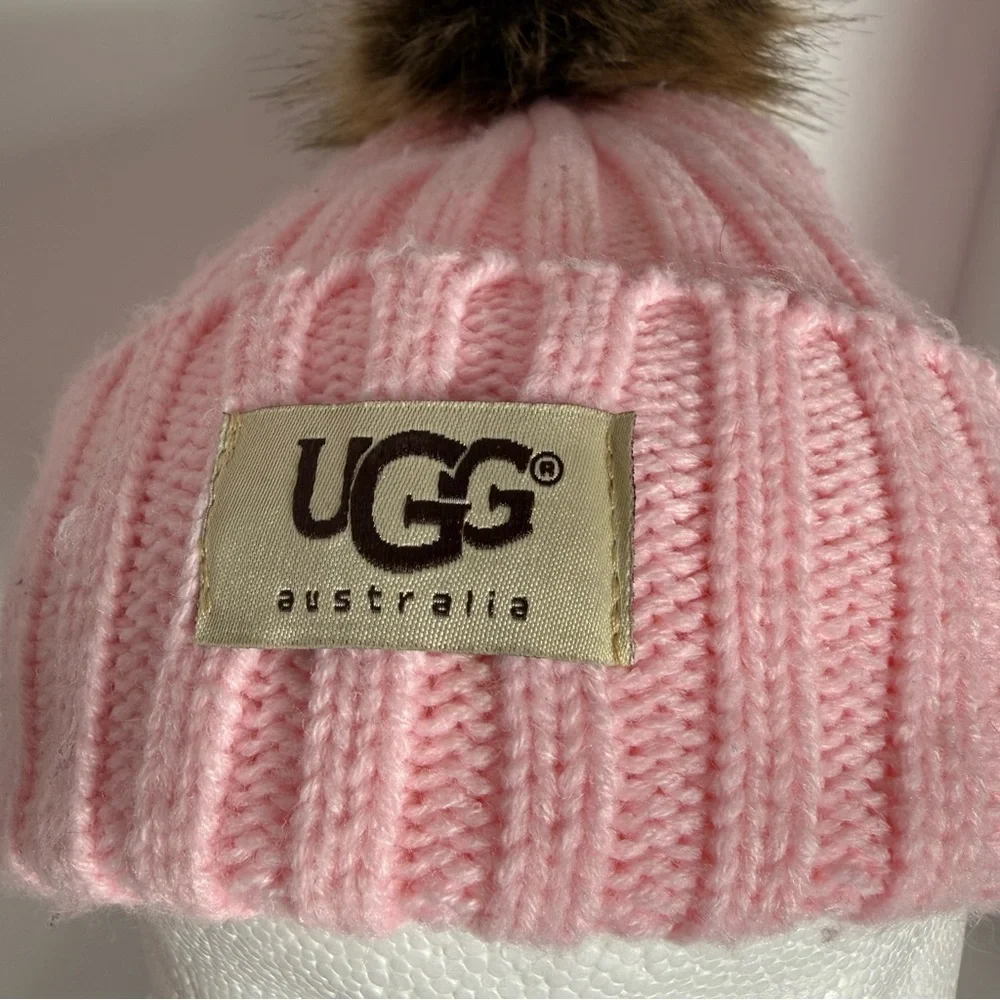 UGG Pink Rib Knit Beanie With Removable Faux Fur Pom-Pom Women's Or Kids.
